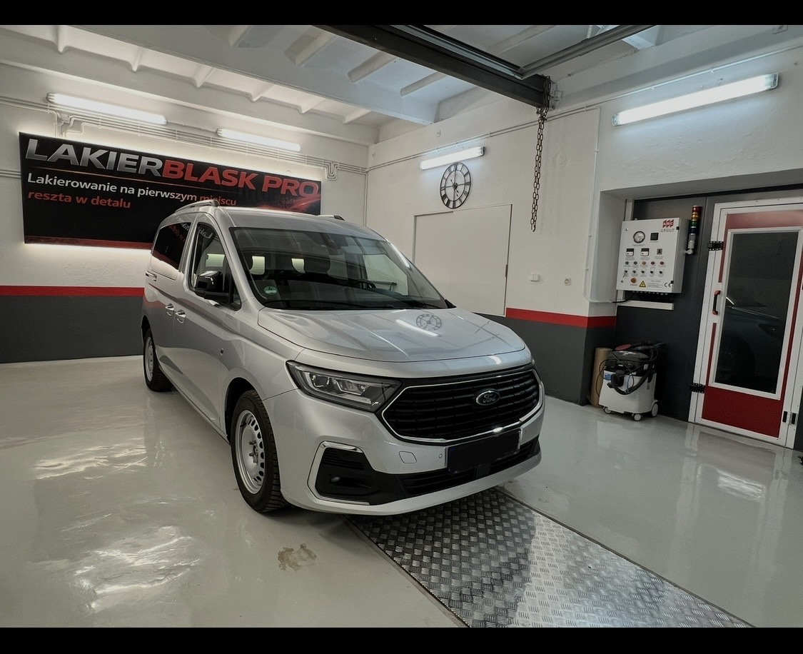 Ford Tourneo — naprawa błotnika i drzwi — stan po naprawie