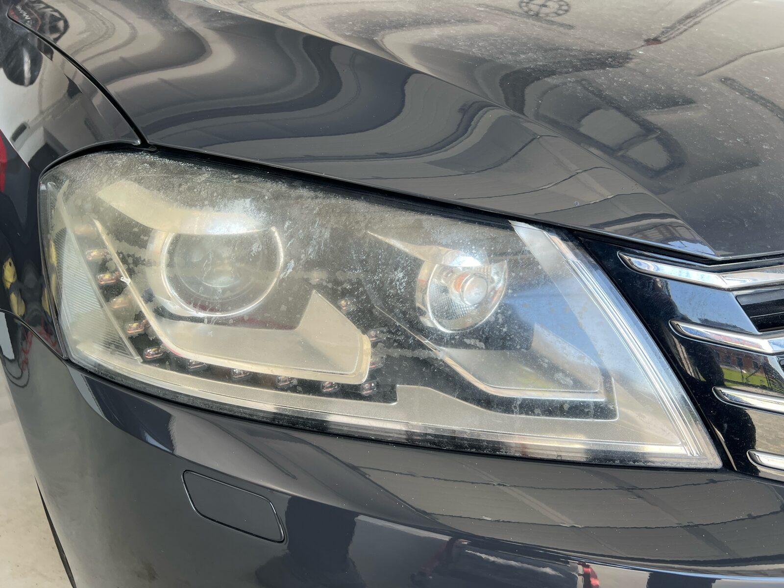 Volkswagen Passat — renowacja reflektora, usunięcie zmatowienia klosza — stan przed naprawą